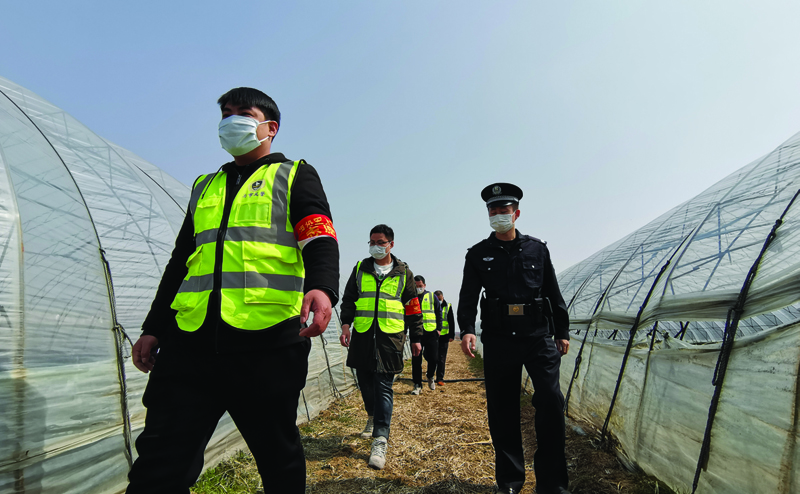圖為“義警巡邏隊(duì)“深入轄區(qū)蔬菜大棚種植區(qū)開展巡邏。