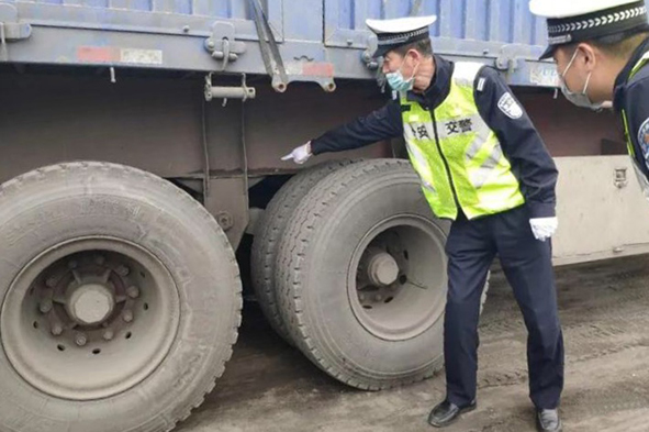 交警檢查車輛超載