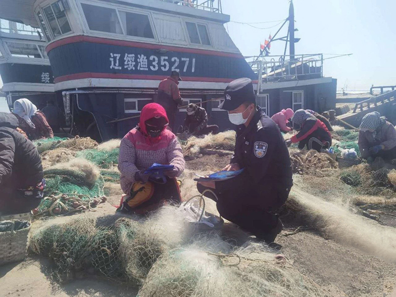 民警付文清在休漁期進行法律宣傳