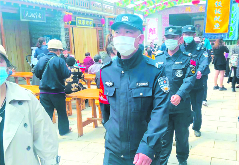 民警在葫蘆古鎮(zhèn)景區(qū)內(nèi)巡邏