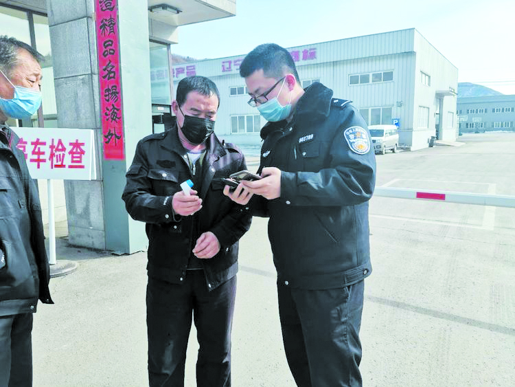 民警正在教百姓如何使用平安微信群