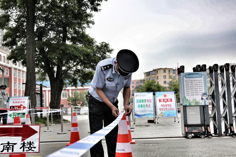 民警在考生入場(chǎng)前拉起警戒帶