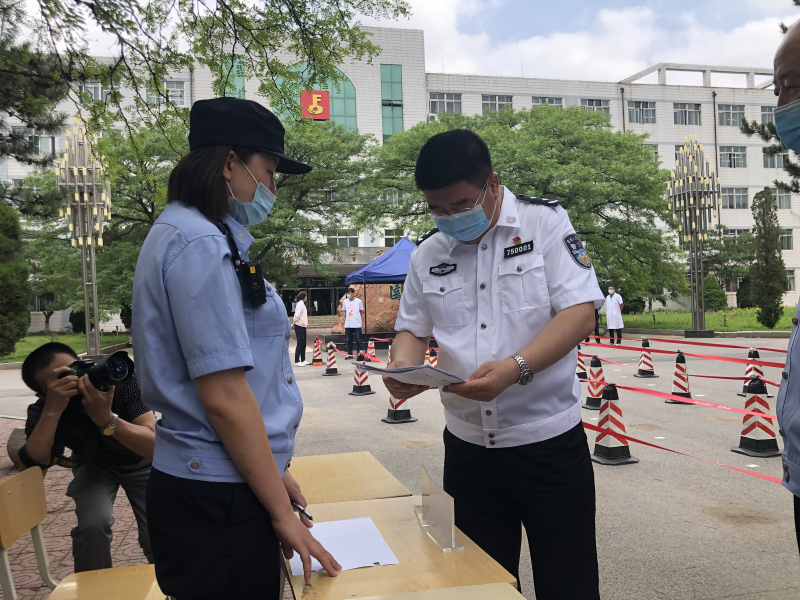 阜新市副市長(zhǎng)、公安局局長(zhǎng)邵希默在考點(diǎn)檢查安保工作