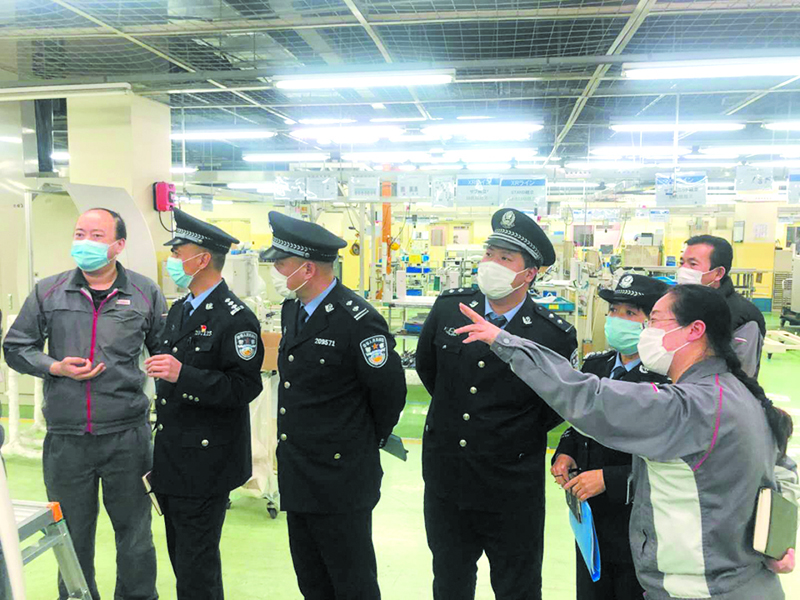 民警走訪服務(wù)轄區(qū)企業(yè)