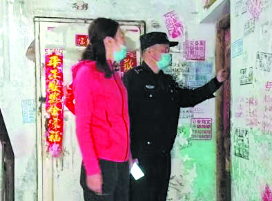 周宗平（右）正在走訪