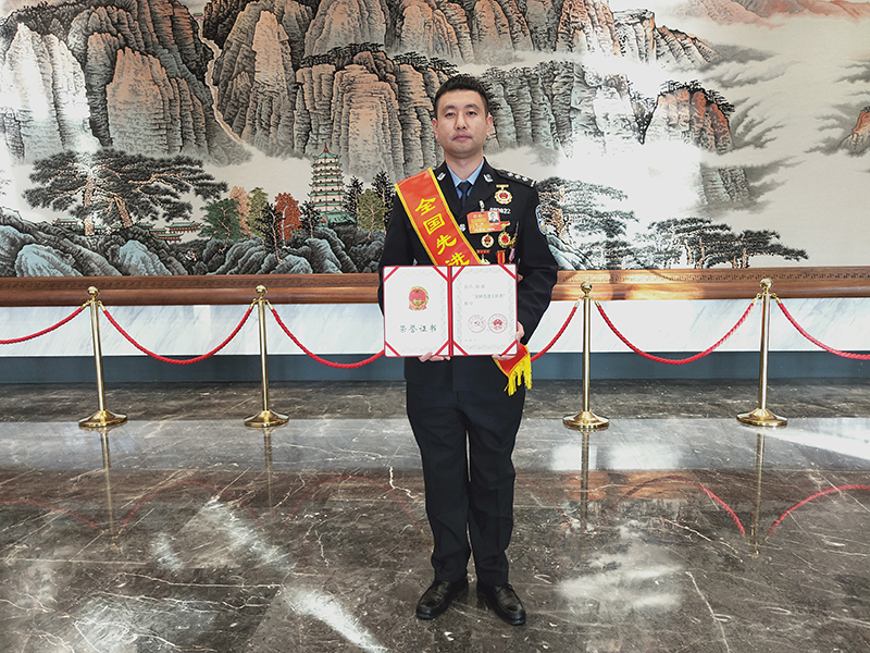 孫歌手捧著人民授予的榮譽(yù)證書(shū)