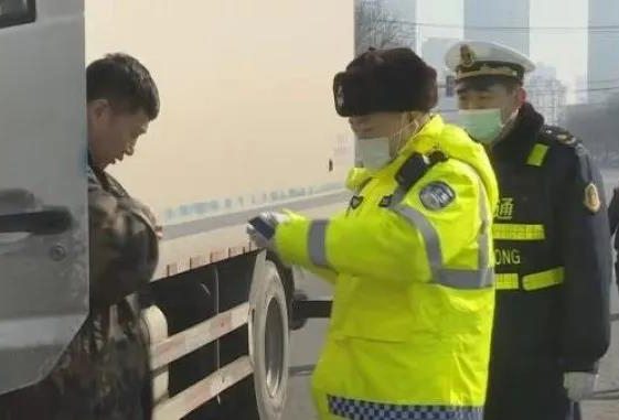 聯(lián)合執(zhí)法隊隊員正在查看貨車駕駛員的證件