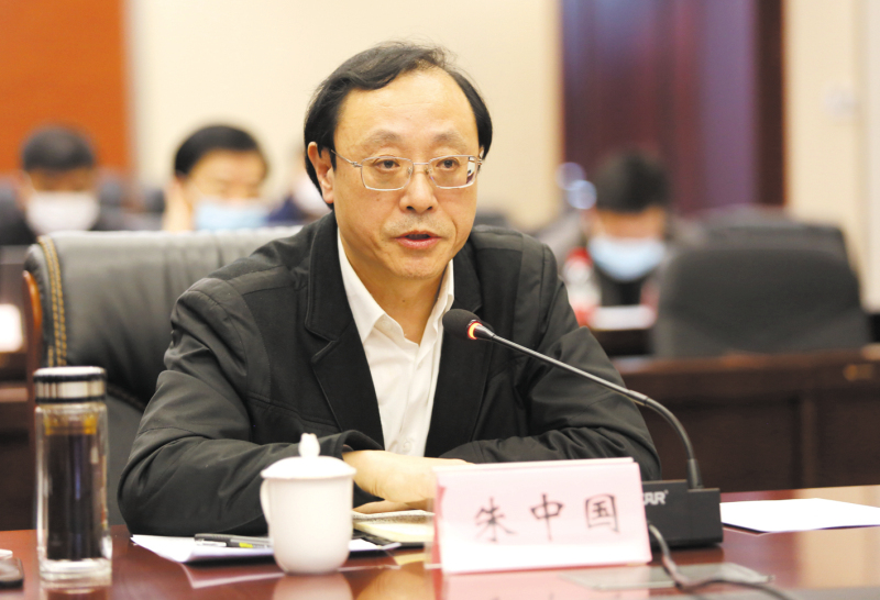 朱中國在進(jìn)行答疑。