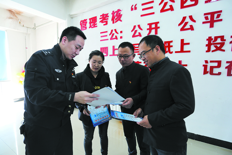 民警進(jìn)企宣傳