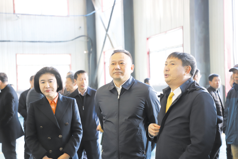 本溪市委常委、政法委書記徐勝（中）正在走訪企業(yè)
