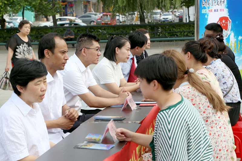 法律服務團解答百姓問題