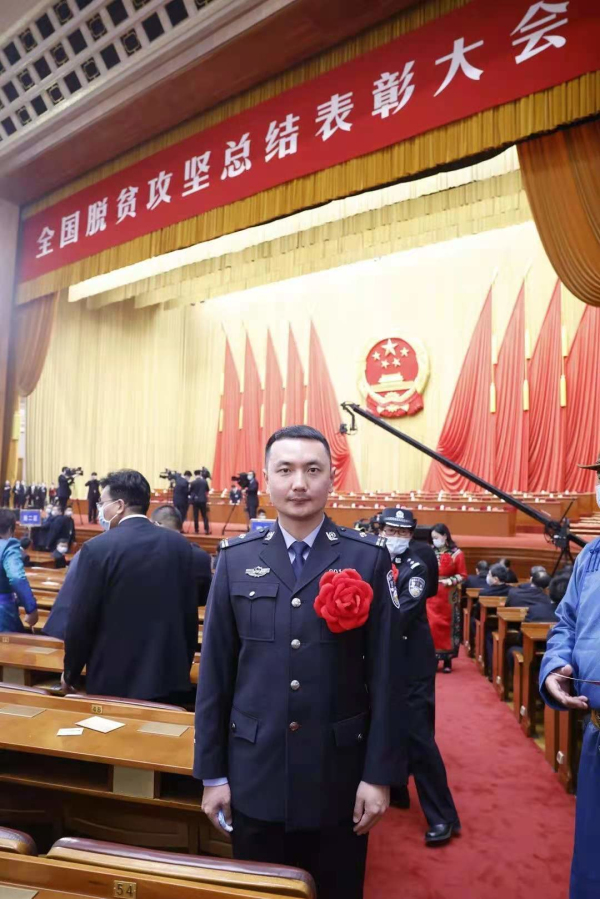 王靖文在全國(guó)脫貧攻堅(jiān)總結(jié)表彰大會(huì)現(xiàn)場(chǎng)