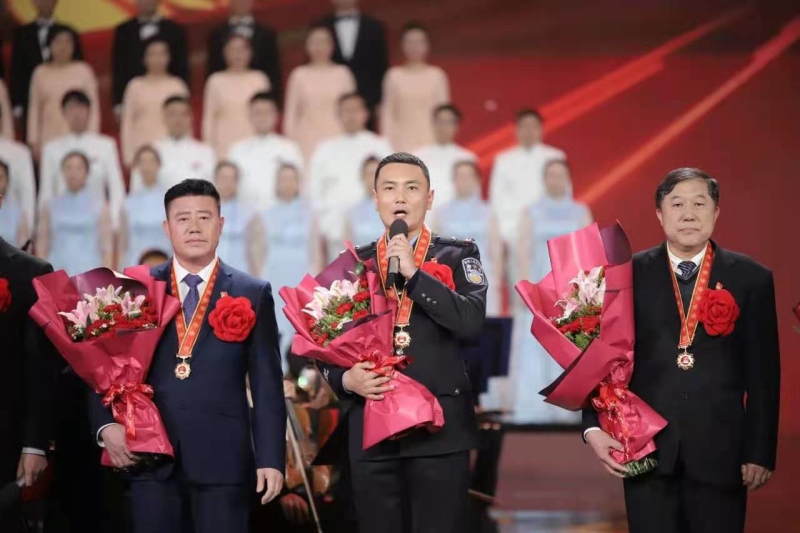 王靖文（中）在央視全國(guó)脫貧攻堅(jiān)總結(jié)表彰專(zhuān)題晚會(huì)現(xiàn)場(chǎng)