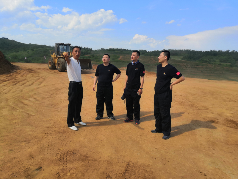 王靖文（右二）與駐村隊(duì)友一起在項(xiàng)目現(xiàn)場(chǎng)查看進(jìn)展情況