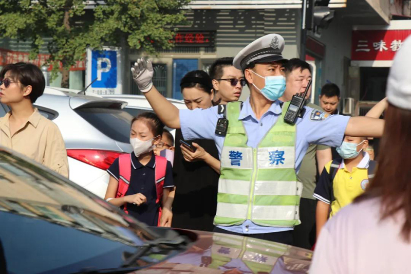 鞍山交警維持校門(mén)前交通秩序