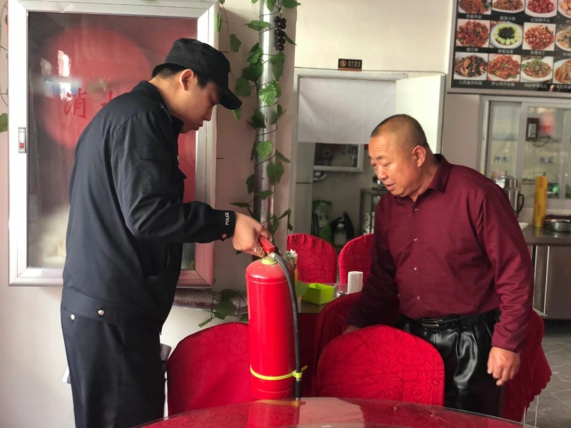 民警檢查餐飲場所消防器材(1)
