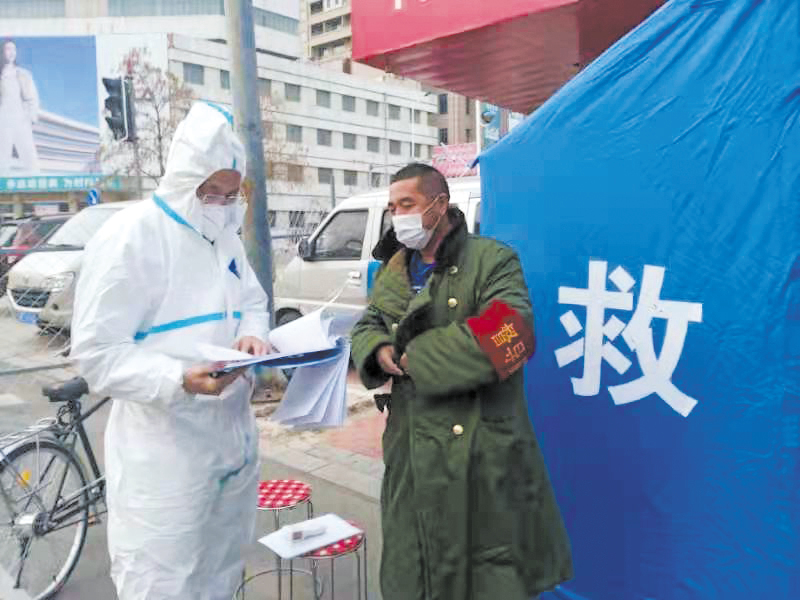于成武（左）在社區(qū)參加防疫工作。