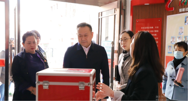 本溪市委常委、政法委書記徐勝（中）到“支部共建、社區(qū)共治”示范點(diǎn)調(diào)研