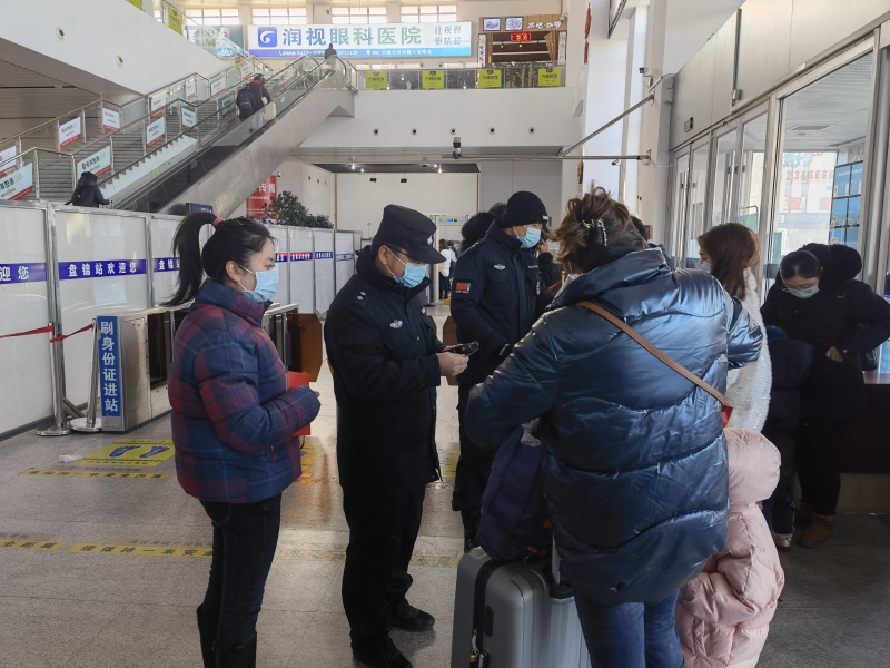 記者（左一）在盤錦中進(jìn)站口采訪