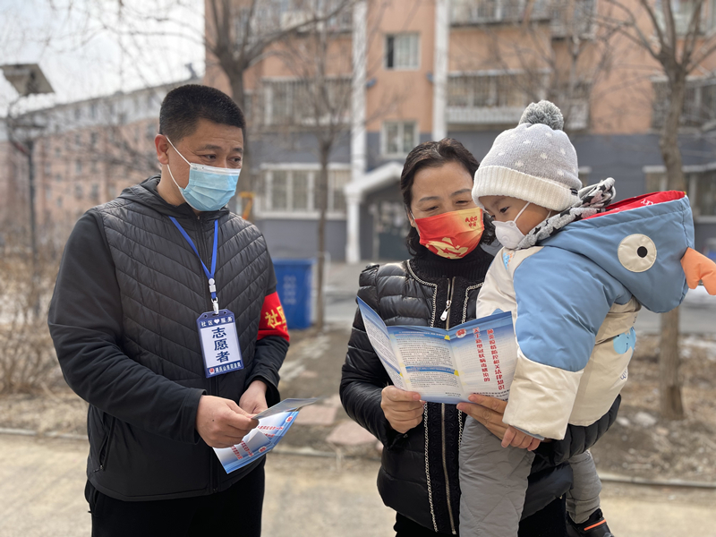 調(diào)兵山市司法局辦公室主任李偉向轄區(qū)群眾普及疫情防控法律常識(shí)