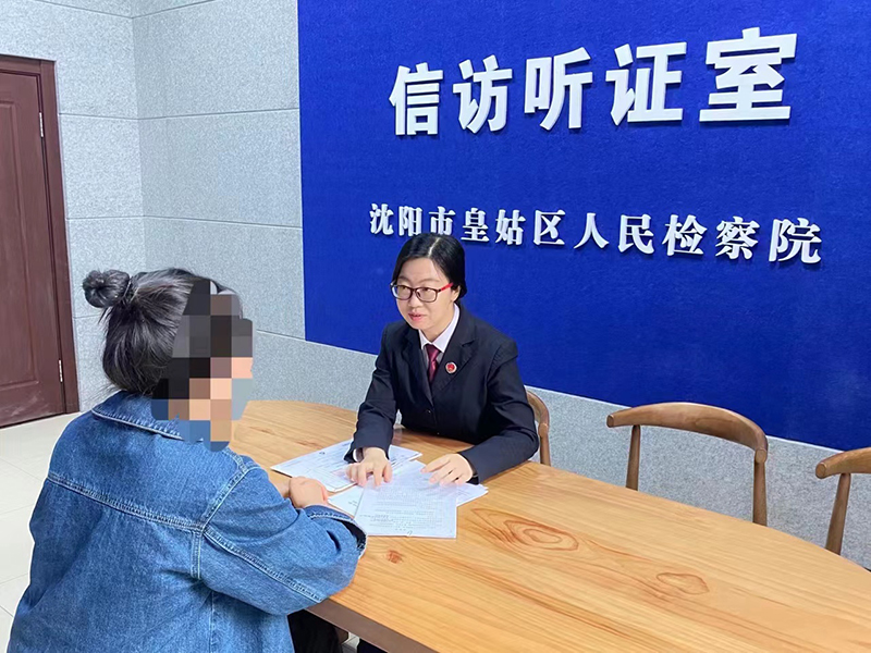 盧丹同志在信訪聽證室接待上訪戶，為其講解相關(guān)法律