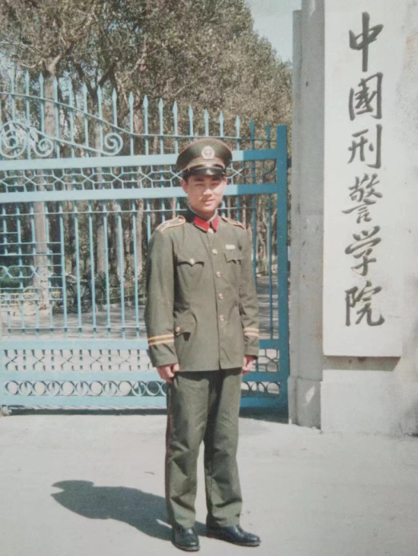 穿上警服，黃國(guó)華信心滿滿