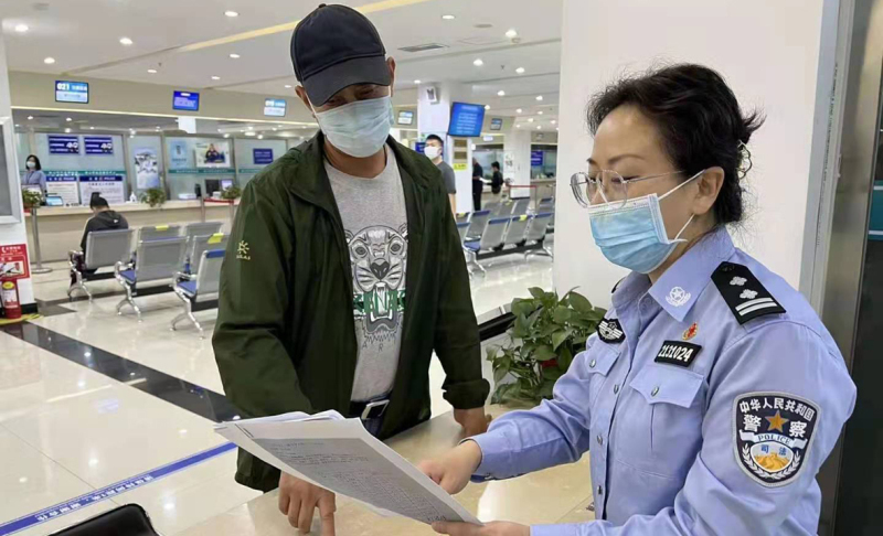a鞍山市司法局行政審批科王經(jīng)緯為行政相對(duì)人進(jìn)行業(yè)務(wù)咨詢解答