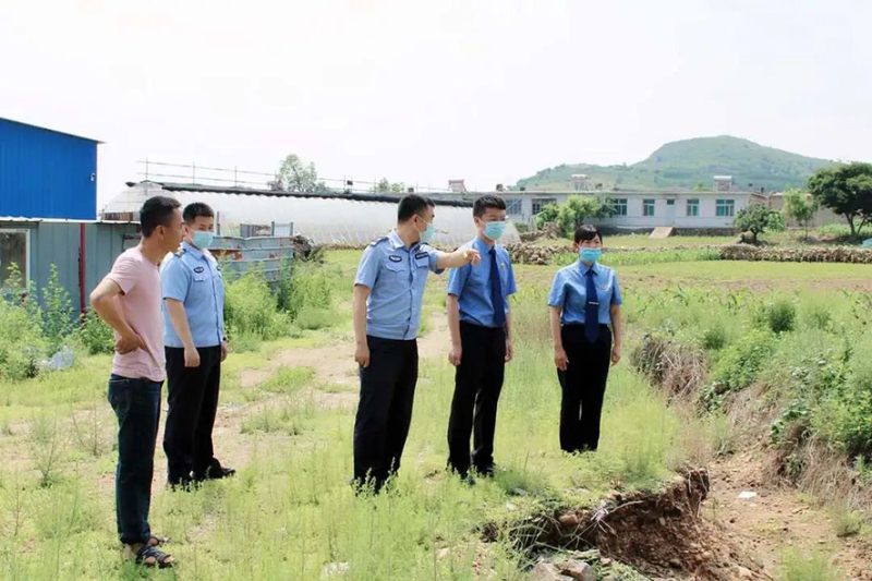 與公安機關對被污染地域進行現(xiàn)場勘察
