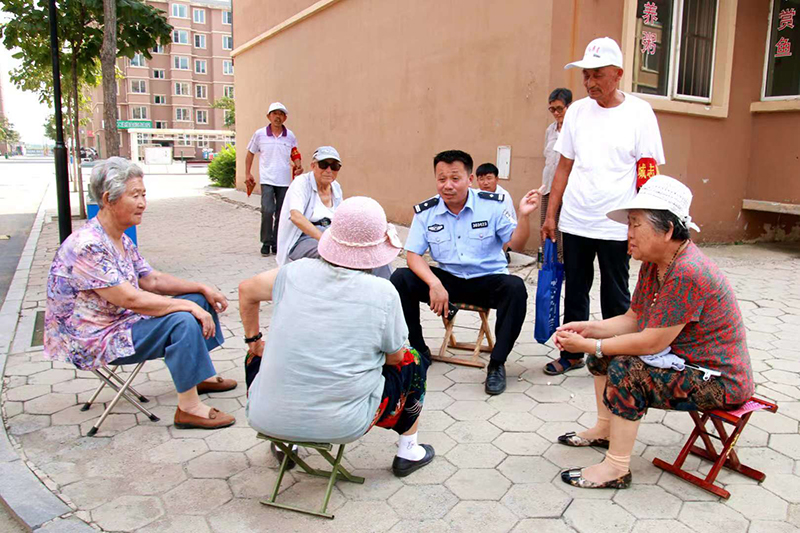 李化瑞和轄區(qū)群眾聊家常，聽取他們對小區(qū)平安建設(shè)的意見和建議。