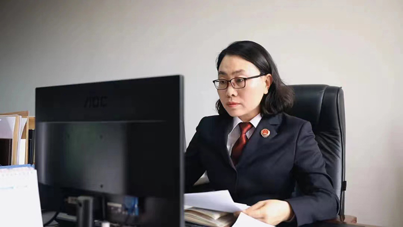 國小丹查閱政策文件。