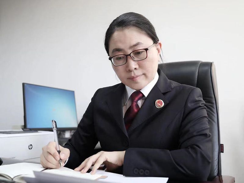 國小丹整理案件線索。
