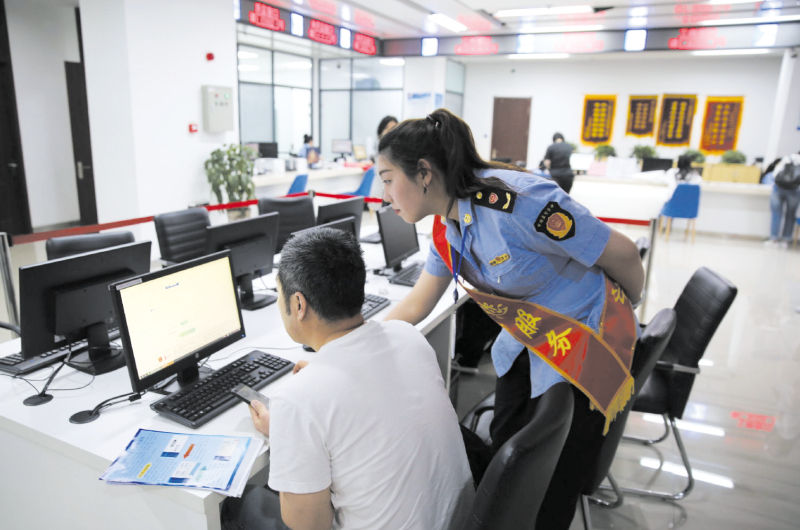 配文2：工作人員通過(guò)“登記服務(wù)超市”為企業(yè)辦理業(yè)務(wù)