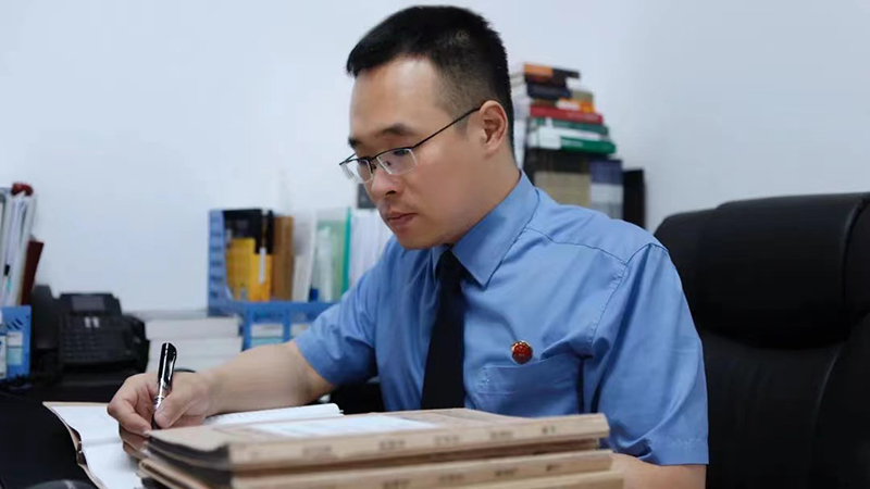 楊德明在撰寫案件審查報(bào)告。