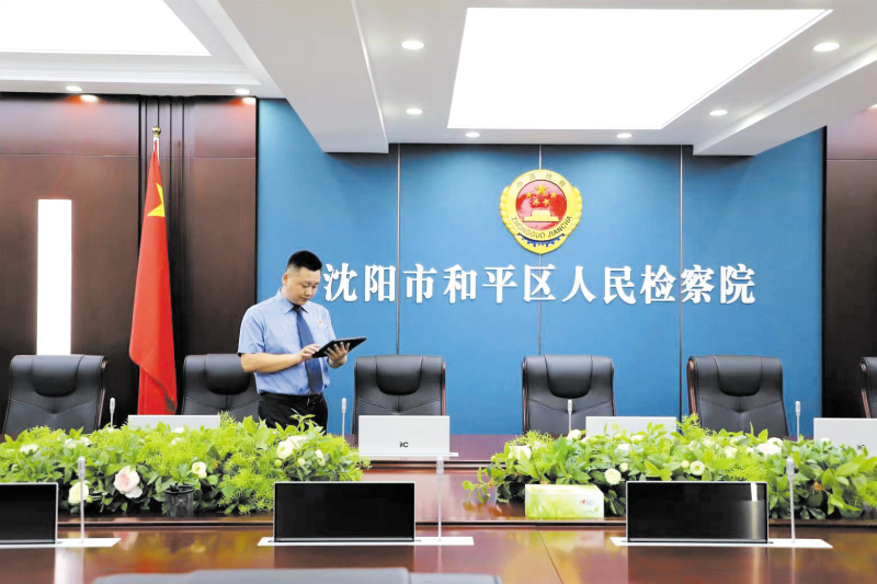工作人員指尖輕觸功能鍵，“無(wú)紙化會(huì)議系統(tǒng)”進(jìn)入啟動(dòng)模式。