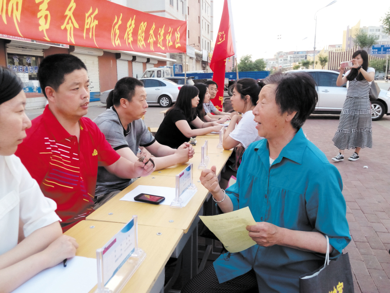 龍港區(qū)連灣 道凱地家園社區(qū)網(wǎng)格員與律師開展維權(quán)活動