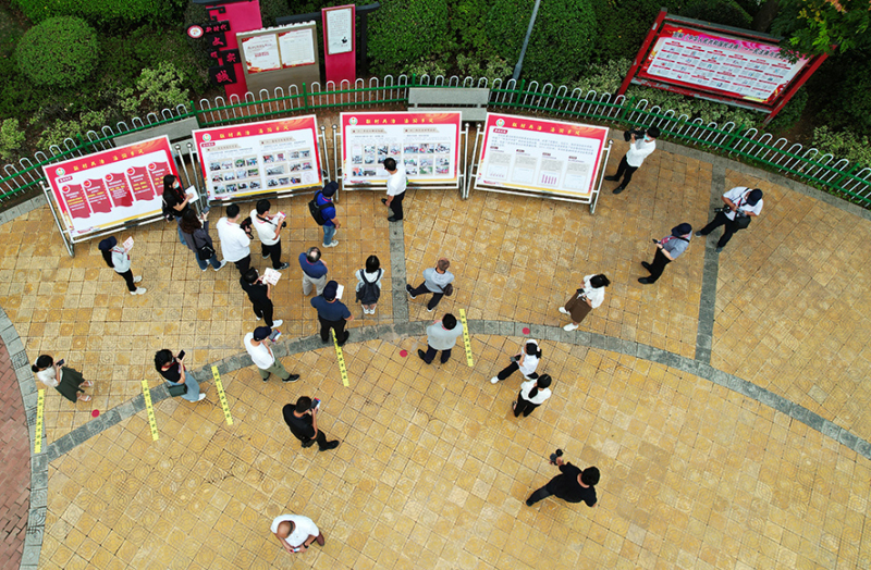 采訪團記者在江西省贛州市尋烏縣長寧鎮(zhèn)三二五村法治廣場采訪