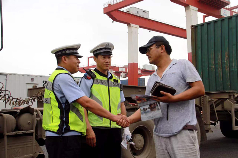 開發(fā)區(qū)交警為外來(lái)客商解決難題。
