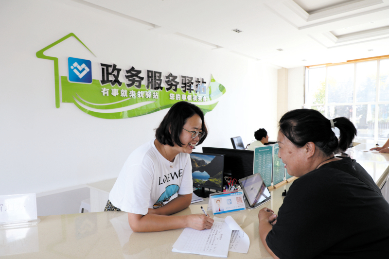 配文2：8月17日，左鑫（左）為劉淑潔辦理業(yè)務(wù)中。