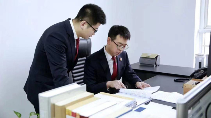 沈陽市檢察院干警梳理審查案件證據(jù)。