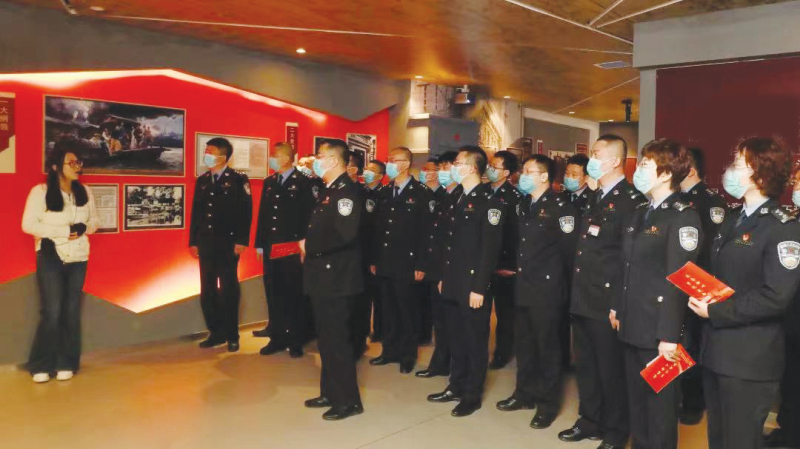 配文2：民警參觀警示教育基地。