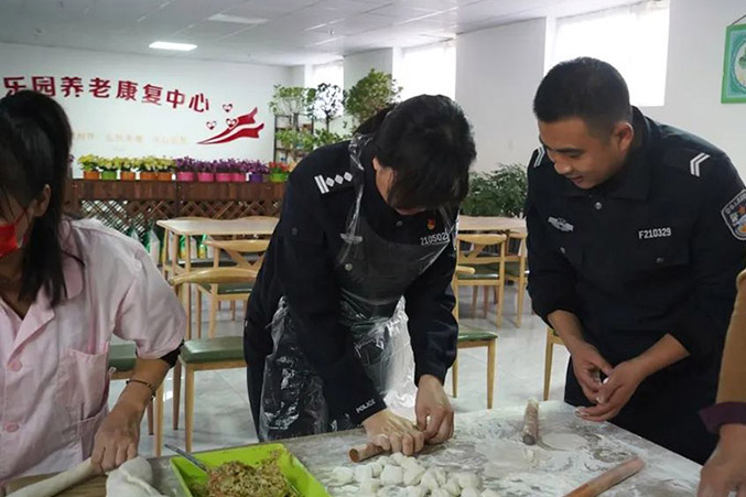 鞍山中院法警支隊在養(yǎng)老院給老人包餃子