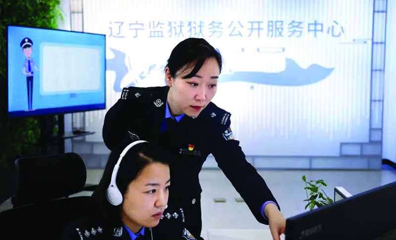 獄務(wù)服務(wù)中心負(fù)責(zé)人徐曉明指導(dǎo)工作人員完善督辦材料。
