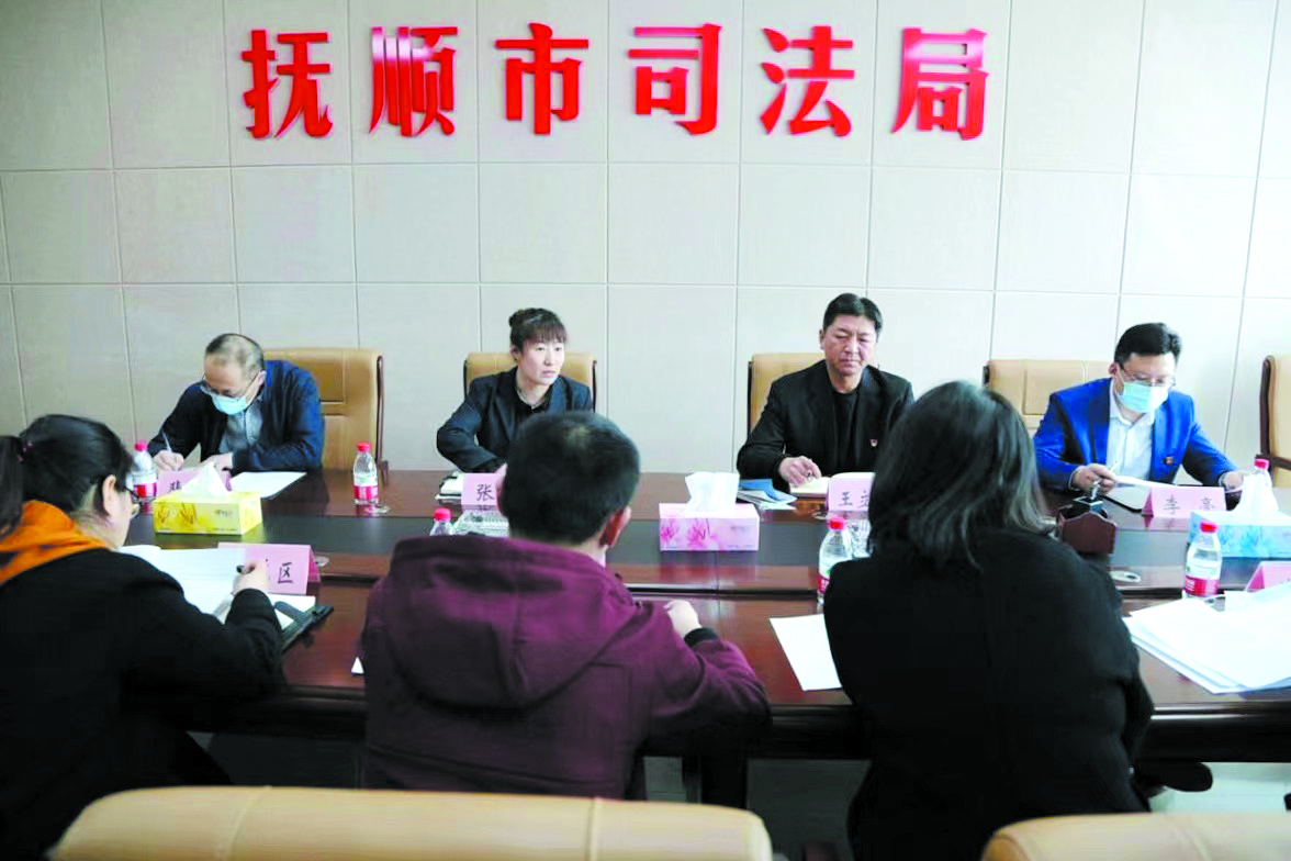配文1：撫順市司法局組織召開的縣區(qū)行政復(fù)議體制改革工作推進(jìn)會(huì)現(xiàn)場(chǎng)。