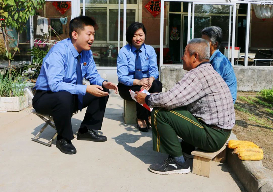 檢察官向老年人開展防騙宣傳活動(dòng)。