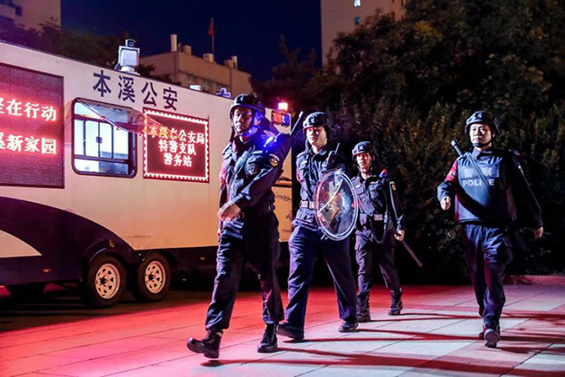 本溪市公安局巡特警夜巡市政府廣場(chǎng)。