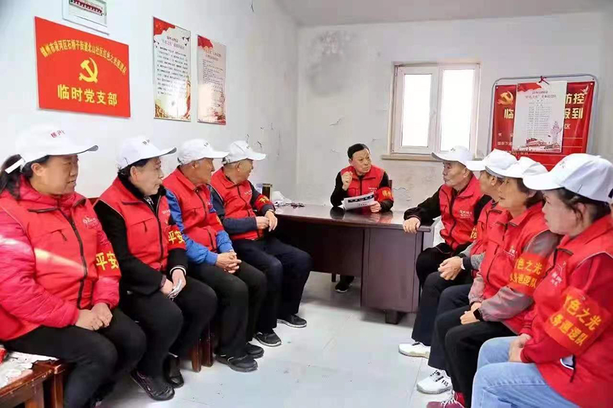 配文2：史繼權(quán)為“紅色之光”巡邏隊員講黨課。