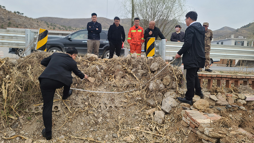 執(zhí)行干警現(xiàn)場丈量石墻占道面積。