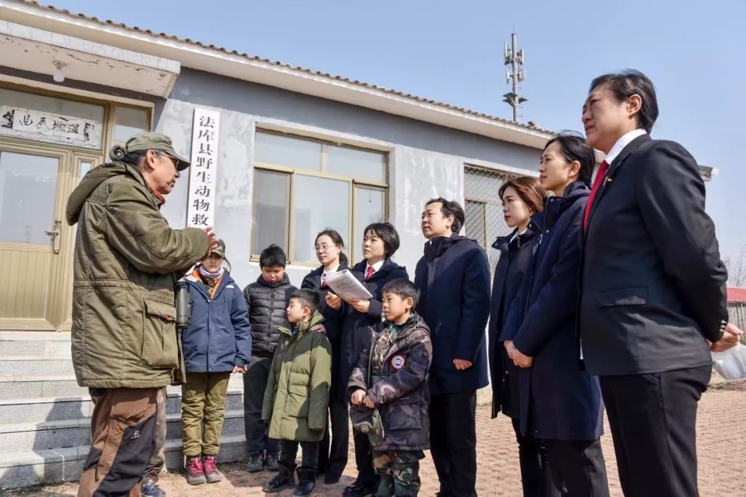 生態(tài)學(xué)研究專家周海翔為法院干警和師生介紹獾子洞國(guó)家濕地公園的自然情況。