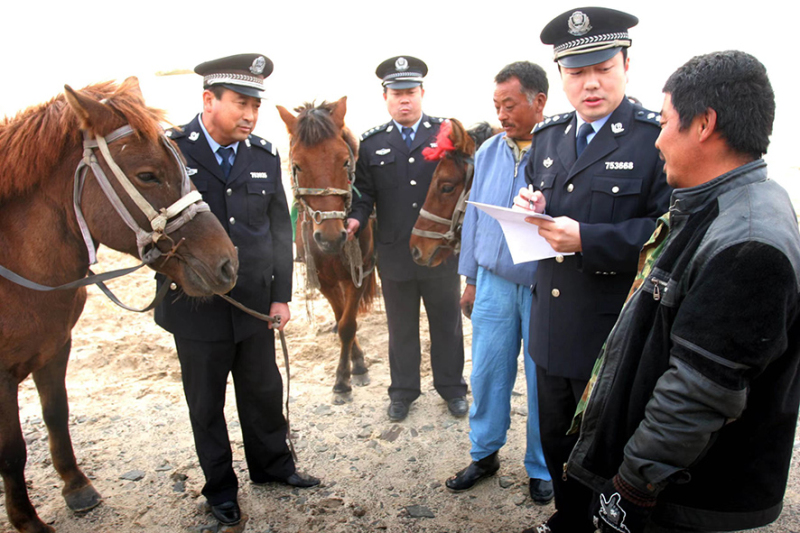 2009年10月，所長張展（右二）在出警現(xiàn)場。