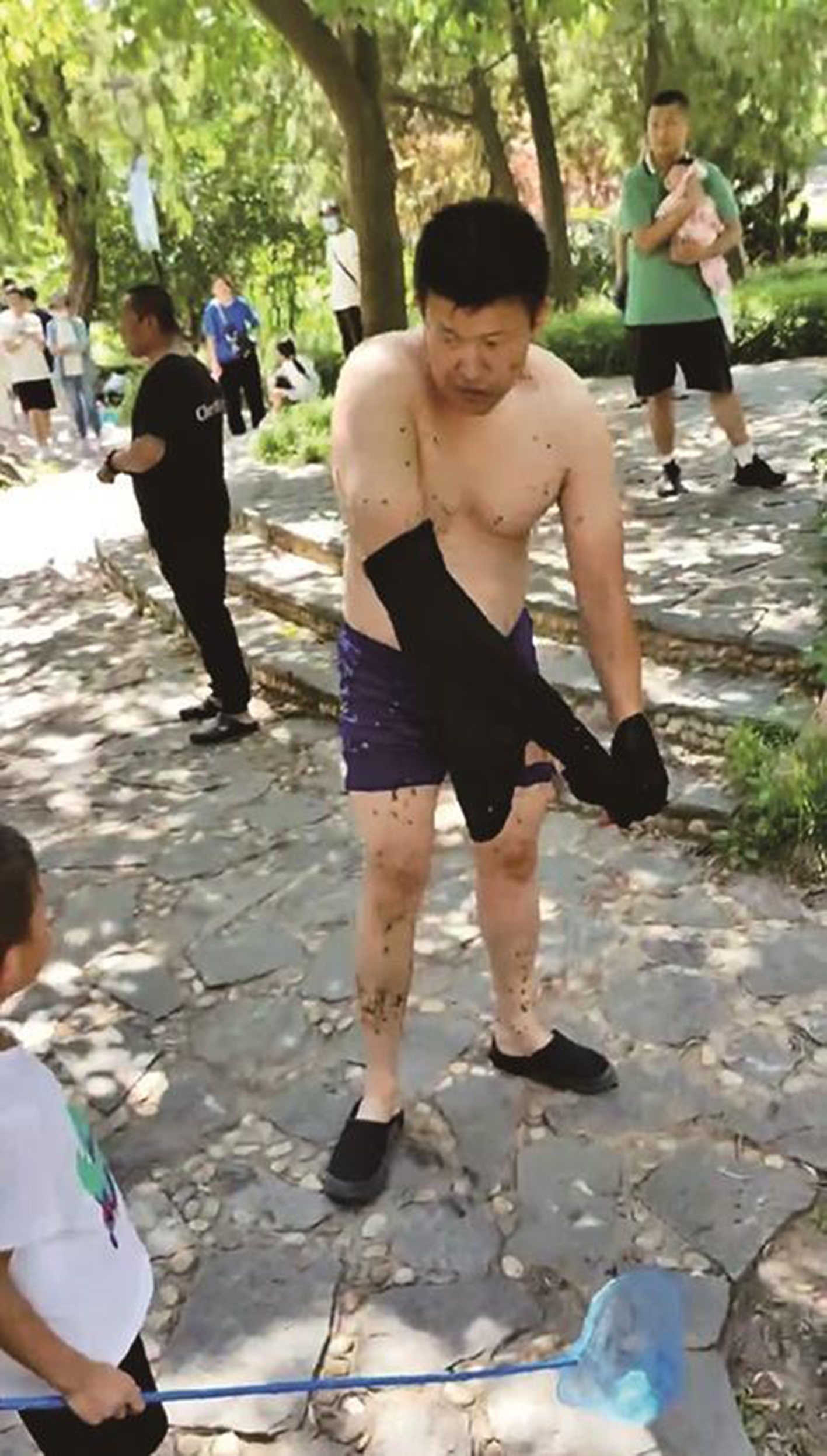 男子將大娘救出后，沒留下姓名就離開了。